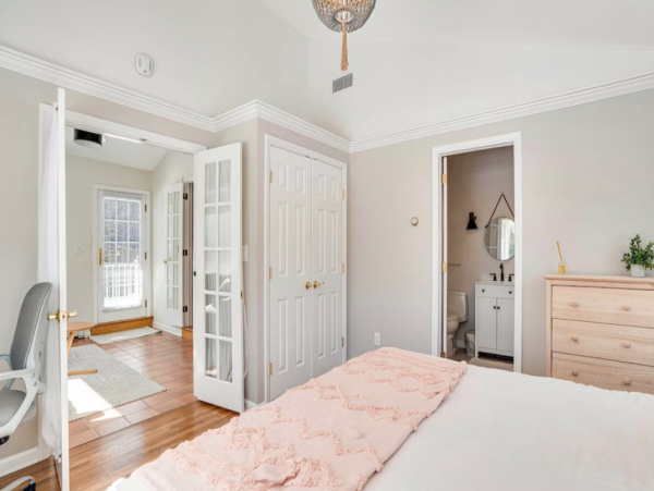Hampton Bay Luxurious Retreat - Your Perfect Getaway
